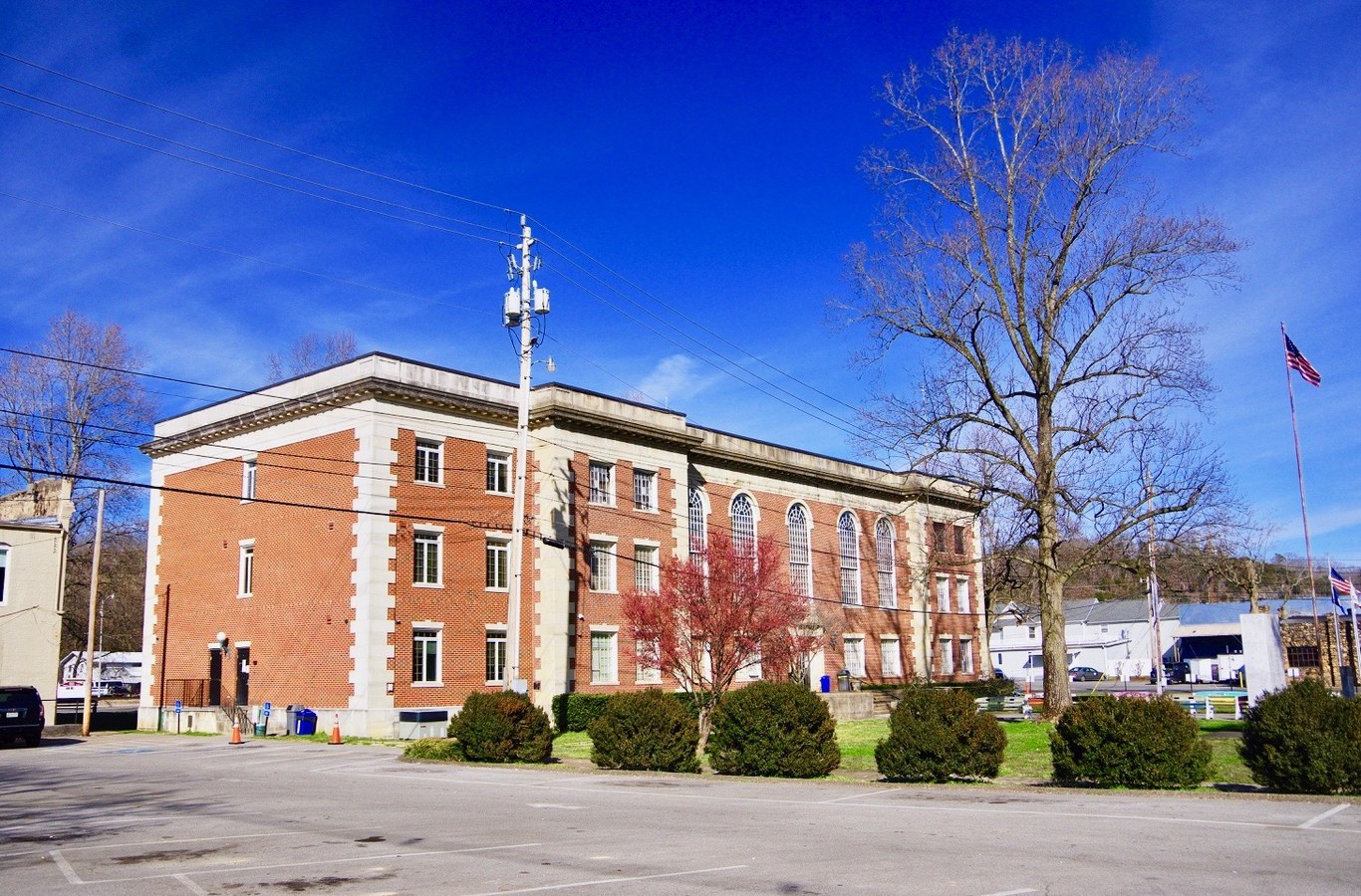 Cocke County Courthouse in Newport, TN, a brick courthouse with white trim and arched windows